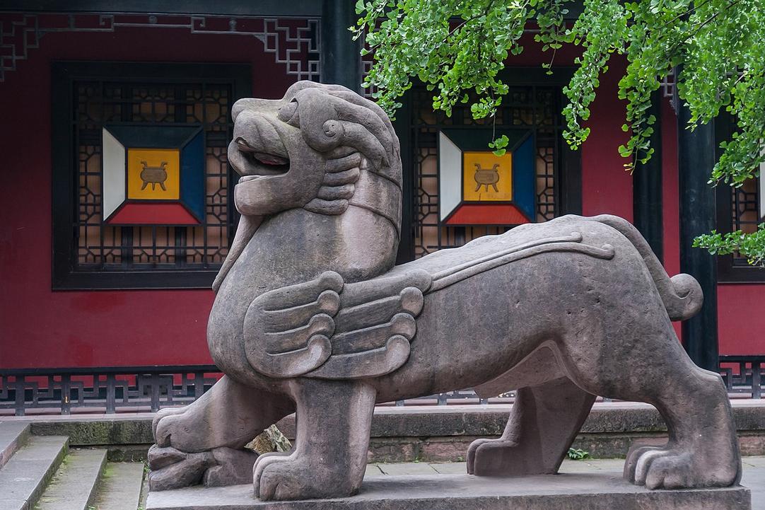 Top 12 activiteiten in Chengdu – panda’s, hotpot en tempels 3 In de Wuhouci-tempel ruik je de geur van wierook tussen eeuwenoude stenen paden en rode lantaarns.