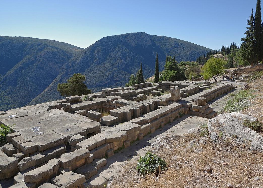 The scent of pine and stone fills the air along the cobbled streets of the Kastri neighborhood in Delphi’s city center.