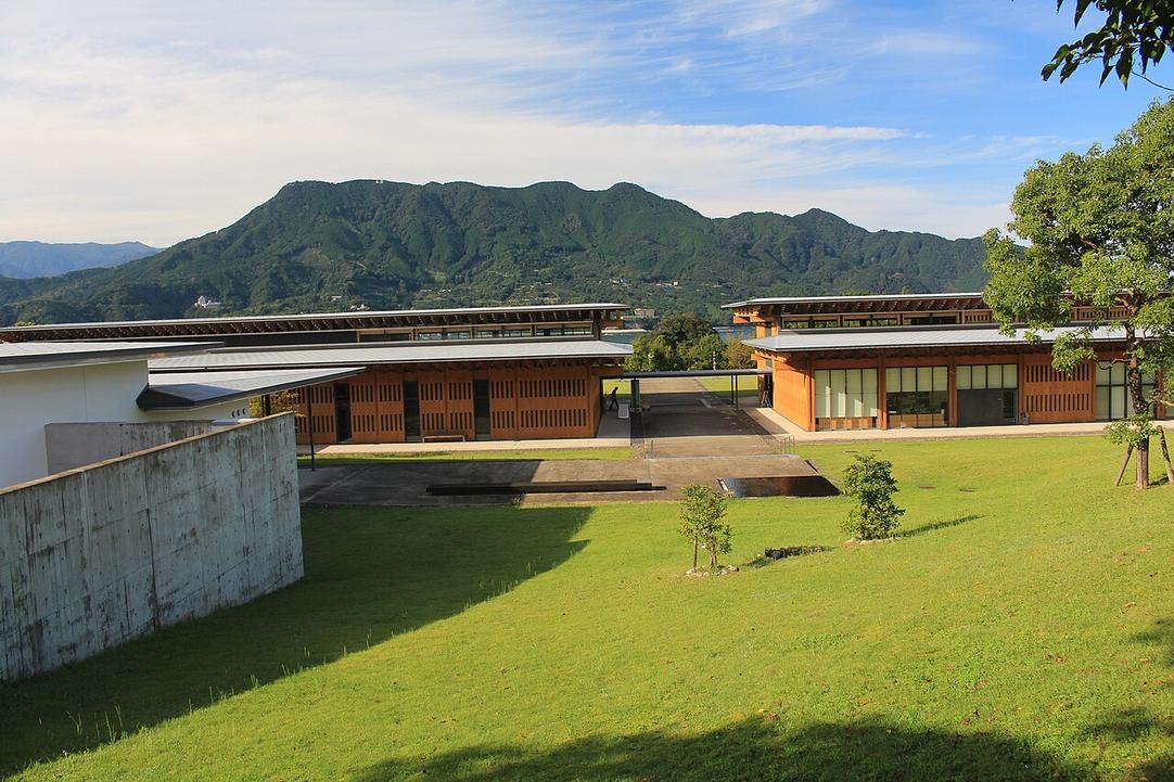 Lâ€™odeur humide des cÃ¨dres enveloppe le sentier prÃ¨s du sanctuaire Hongu Taisha, au cÅ“ur de la forÃªt de Kumano.