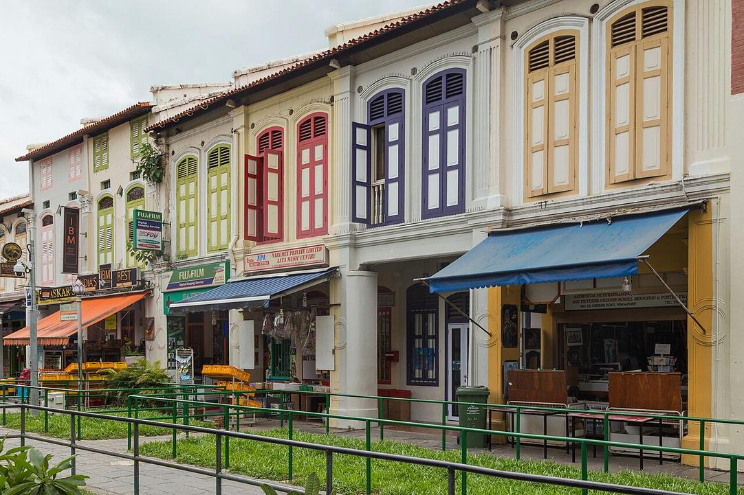 9 cosas que hacer en Little India, barrio de templos y especias 1 El aroma intenso de especias y jazmín llena la calle Serangoon Road, frente al templo Sri Veeramakaliamman en Little India.