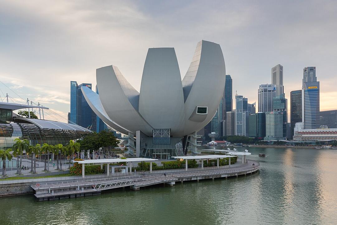El aroma salino y el murmullo del agua acompañan tu paseo por la pasarela del Marina Bay Sands Waterfront.