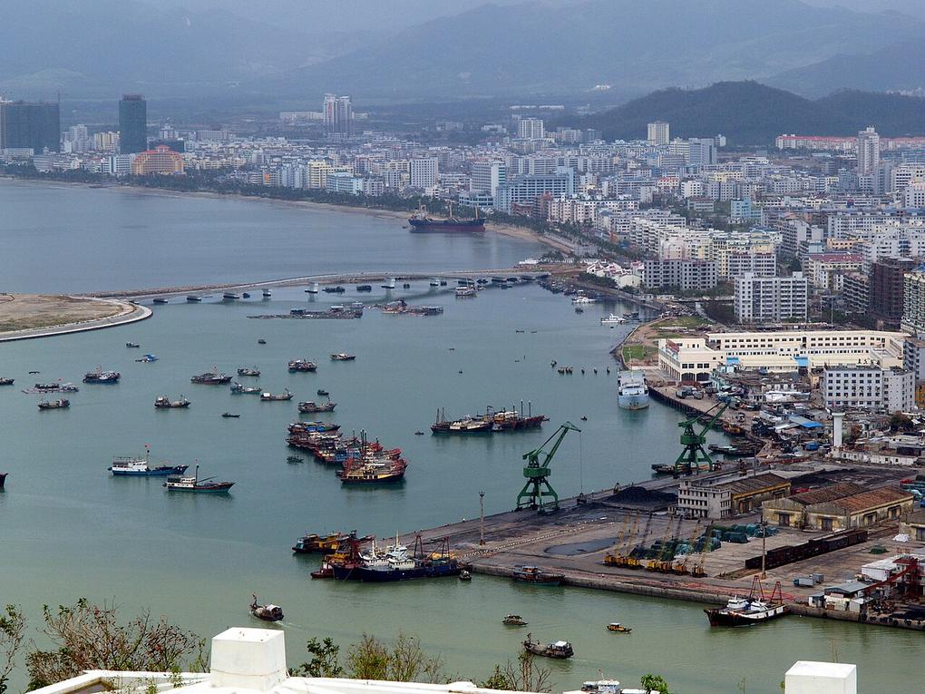 Top 9 Sehenswürdigkeiten in Sanya, Strände und Buchten 3 Salzige Meeresluft mischt sich mit dem Rauschen der Wellen am Dadonghai-Strand in der Stadtmitte.