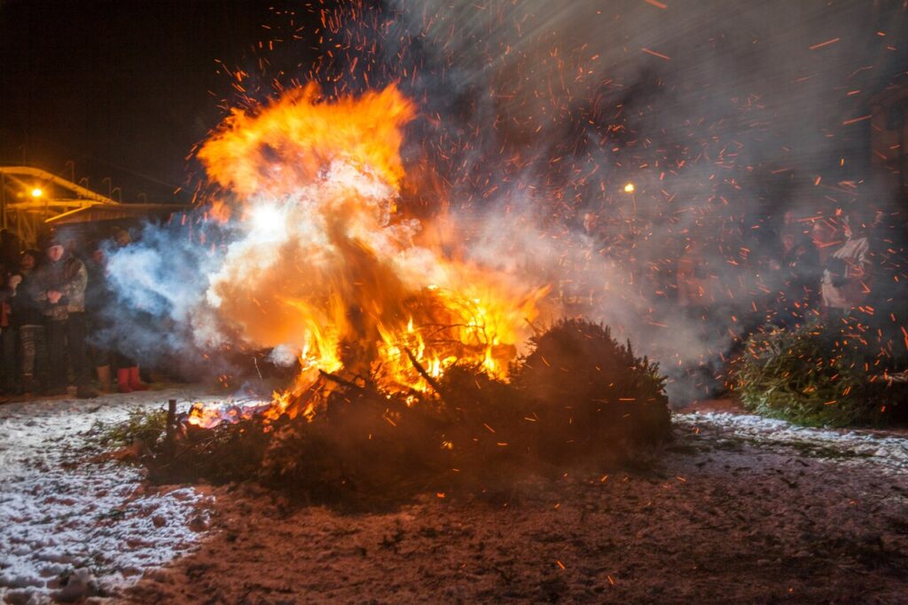 1280px Bonfire On The Beach 283189186891229 1